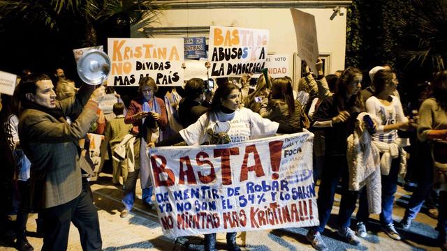 Des dizaines de milliers d'Argentins ont manifesté jeudi soir au bruit des casseroles contre la politique de la présidente Cristina Kirchner. [Eduardo Verdugo]