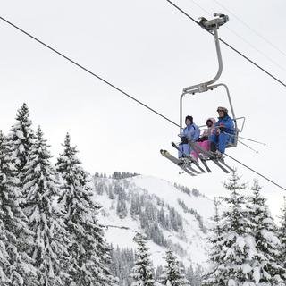 Des skieurs sur le télésiège de la Foilleuse à Morgins, ce dimanche 9 décembre. [Maxime Schmid]