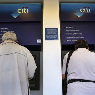 Les Grecs commencent à retirer leur argent des banques.