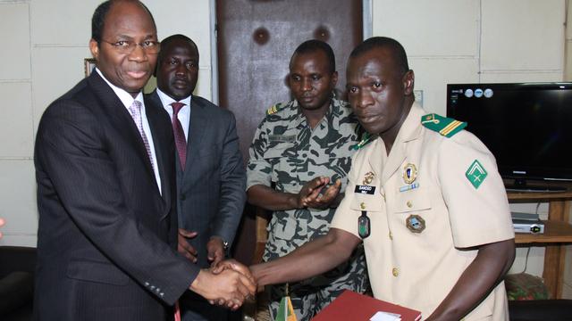 Le capitaine putchiste Amadou Haya Sanogo (droite) et le ministre burkinabé des Affaires étrangères Djibrill Bassolè lors de la signature. [AFP - Oumar Diop]