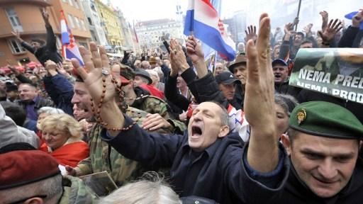 La foule était réunie vendredi sur la place principale de Zagreb, la capitale croate, pour suivre le procès en appel sur écrans géants. [HRVOJE POLAN]