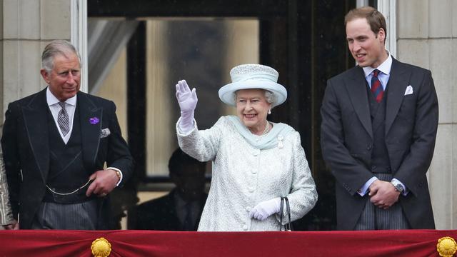 La reine, entourée par le prince Charles et le prince William, a salué la foule depuis le balcon du palais de Buckingham. [Lefteris Pitarakis]