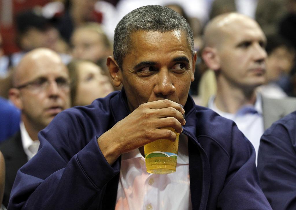 Barack Obama a été souvent aperçu une bière à la main, comme ici lors d'un match de basket. [KEYSTONE - Alex Brandon]