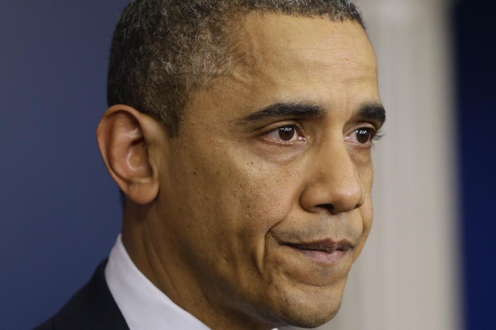 Le président Barack Obama était particulièrement ému au moment de présenter ses condoléances aux familles des victimes. [AP Photo/Charles Dharapak]