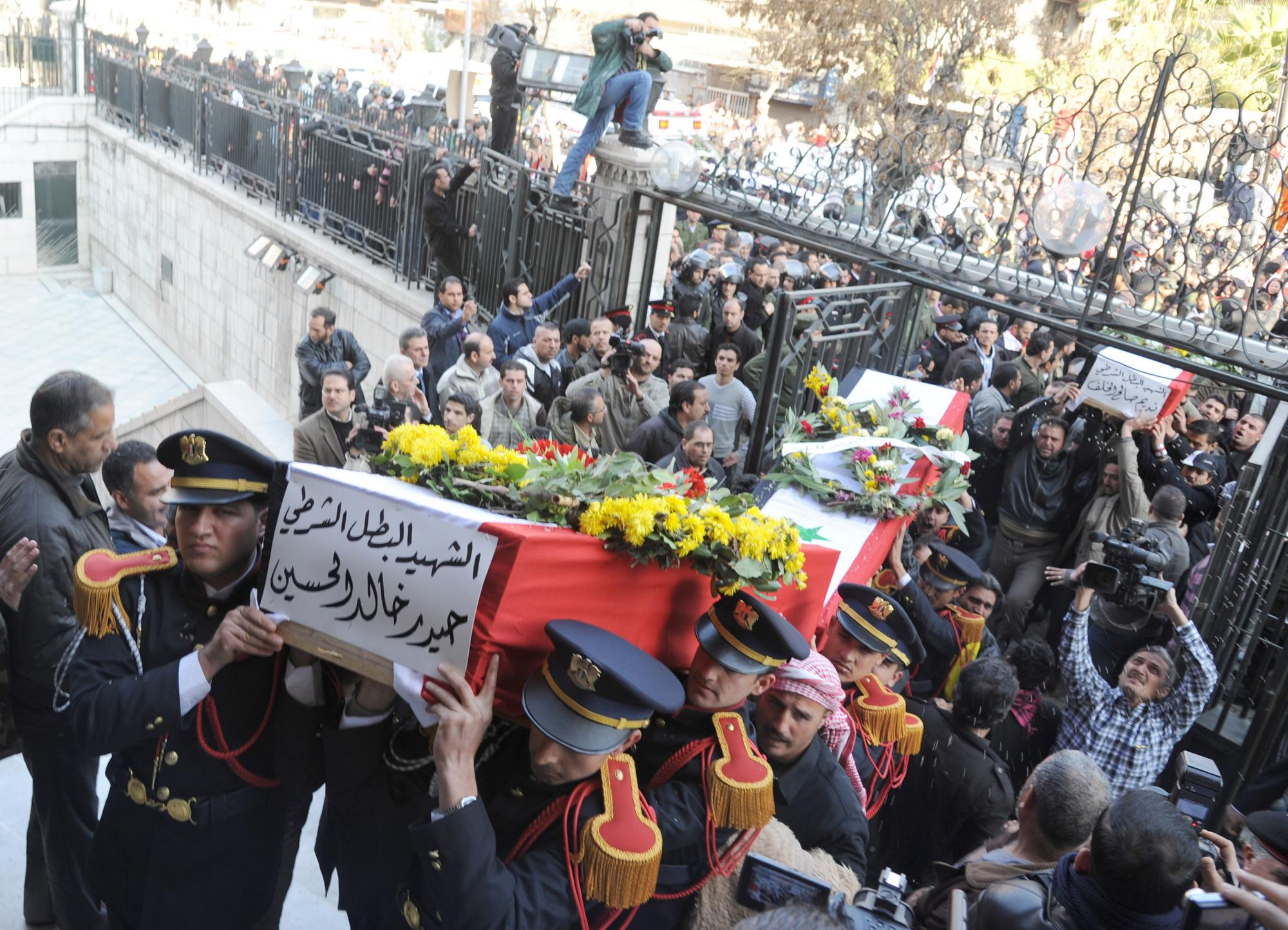 Cette photo transmise par l'agence officielle SANA montre les cercueils des victimes transportés dans une mosquée de Damas. [SANA]