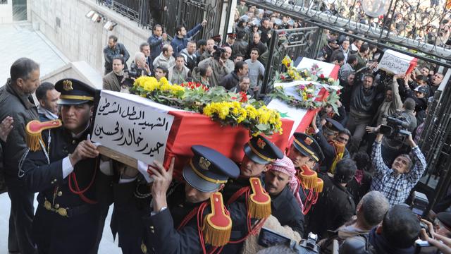 Cette photo transmise par l'agence officielle SANA montre les cercueils des victimes transportés dans une mosquée de Damas. [SANA]