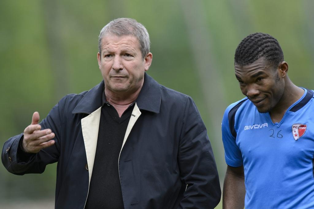 Courbis a déjà pu discuter avec les joueurs, dont Serey Die. [Keystone - Laurent Gillieron]