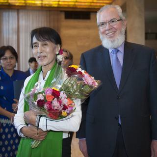 Aung San Suu Kyi en compagnie du directeur de l'Organisation internationale du travail, le Chilien Juan Somavia. [Martial Trezzini]