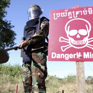 Les mines antipersonnel font des victimes encore bien après la fin des conflits. [Reuters - Samrang Pring]