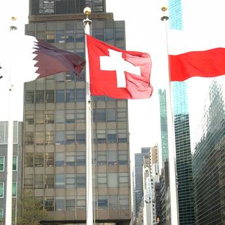 Cela fait dix ans exactement que le drapeau suisse était hissé devant le bâtiment des Nations unies à New York. [Henry Ray Abrams]