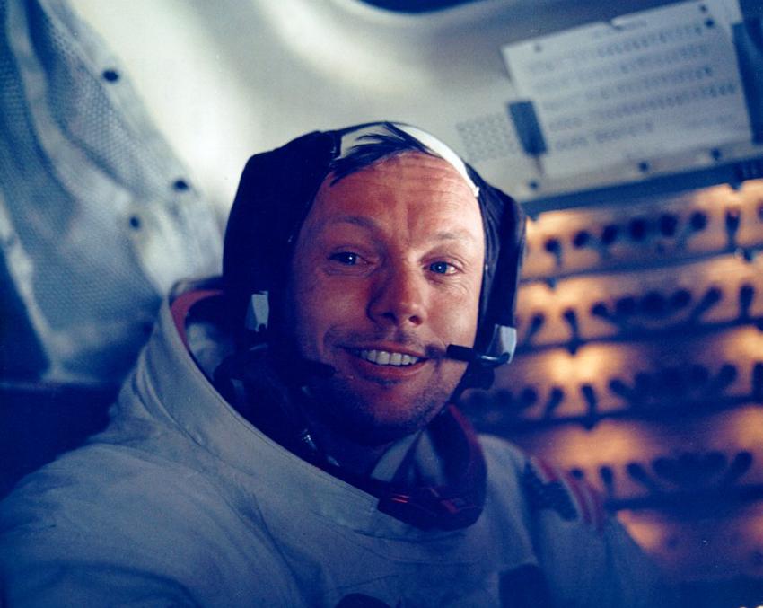 Neil Armstrong sourit après son historique marche sur la Lune.