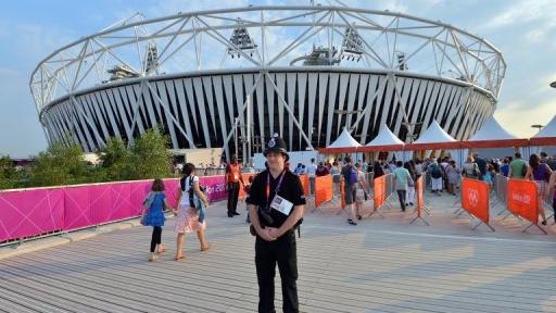 Un policier devant le stade principal des Jeux Olympiques de Londres, le 25 juillet 2012