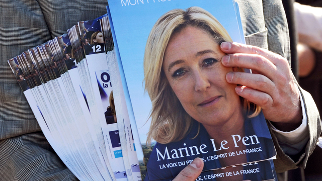 Les militants du FN en campagne pour Marine Le Pen. [Denis Charlet]