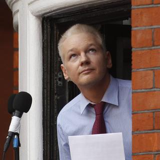 Julian Assange lors de son "apparition" à une fenêtre de l'ambassade équatorienne à Londres, le 19 août 2012. [Sang Tan]