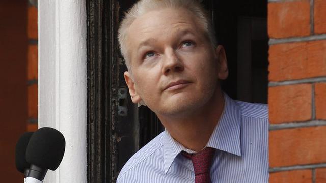 Julian Assange lors de son "apparition" à une fenêtre de l'ambassade équatorienne à Londres, le 19 août 2012. [Sang Tan]
