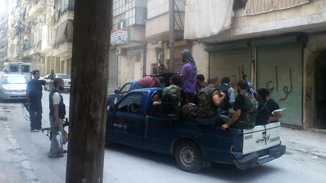 Des membres de l'Armée syrienne libre (ASL) dans le quartier rebelle de Salahedinne à Alep.