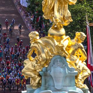 Le peloton passe sur le Mall, la grande avenue qui mène à Buckingham Palace. [Pool - AFP - Daniel Berehulak]