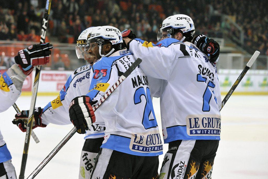 Il n'aura fallu que 7 secondes à Mauldin pour offrir la victoire à Fribourg dans la prolongation. [KEYSTONE - SANDRO CAMPARDO]