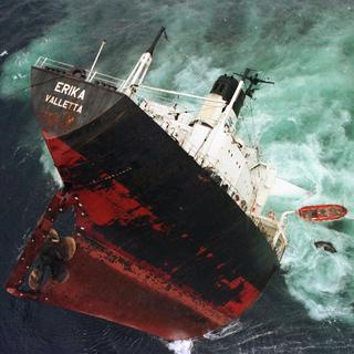 Le 12 décembre 1999, le pétrolier Erika, affrété par le géant français Total, coule au large de la Bretagne, dans le nord-ouest de la France. Le navire transporte plus de 30'000 tonnes de fioul lourd. 12'000 tonnes se déversent dans l'Atlantique, créant une gigantesque marée noire. [Stéphane Marc]