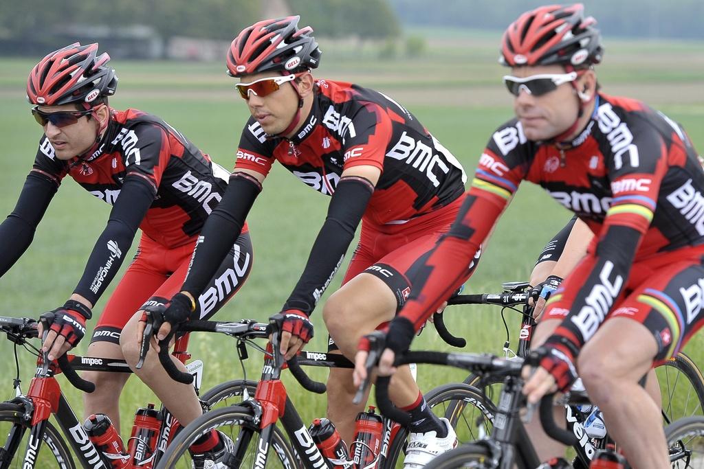 Johann Tschopp (à gauche) et Steve Morabito (centre) vont épauler leur leader Cadel Evans. [Keystone - Dominic Favre]