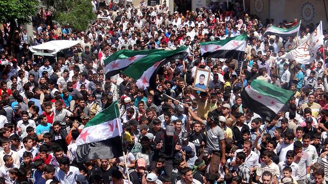 Une image de Shaam New Network montre des manifestants anti-régime à Talbisseh dans la province de Homs, le 25 mai. [SHAAM NEWS NETWORK / HO / AFP]