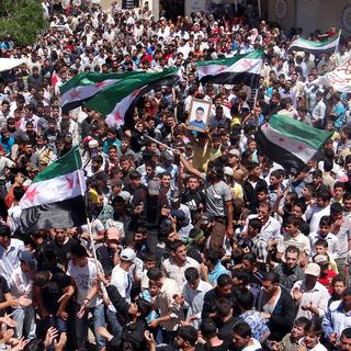 Une image de Shaam New Network montre des manifestants anti-régime à Talbisseh dans la province de Homs, le 25 mai. [SHAAM NEWS NETWORK / HO / AFP]