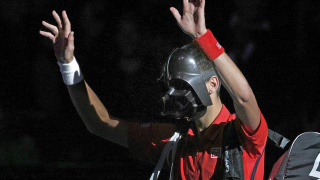 Novak Djokovic est arrivé sur le terrain avec le masque de Dark Vador, en ce jour d'Halloween. [Keystone - Christophe Ena]