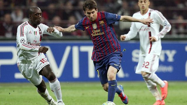 Clarence Seedorf (à gauche) semble contrôler Lionel Messi. En sera-t-il de même mardi soir au Camp Nou? [Keystone - MATTEO BAZZI]