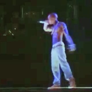 Le fantôme de Tupac sur scène au festival de Coachella. [RapStoriesTV2]