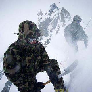Le 25 avril 2012: des militaires préparent les marches de la descente du col Bertol au-dessous de la cabane Bertol, à 3311 mètres d'altitude, pour la Patrouille des glaciers. [Olivier Maire]