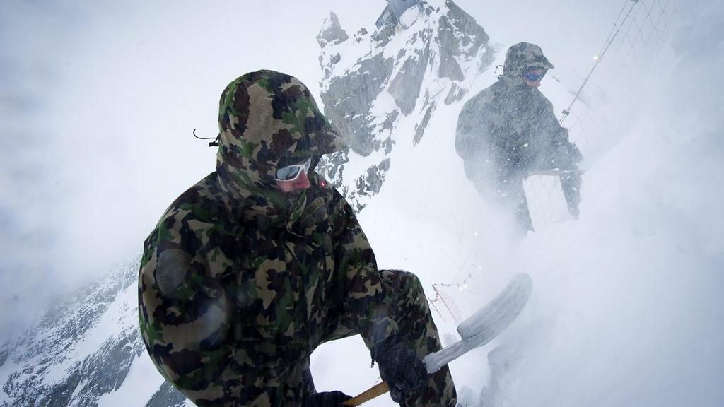 Le 25 avril 2012: des militaires préparent les marches de la descente du col Bertol au-dessous de la cabane Bertol, à 3311 mètres d'altitude, pour la Patrouille des glaciers. [Olivier Maire]