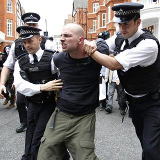 La police britannique a procédé à des arrestations de personnes venues apporter leur soutien à Julian Assange devant l'ambassade d'Equateur à Londres. [Sang Tan]