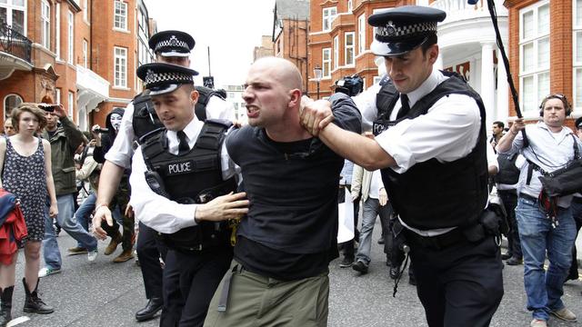 La police britannique a procédé à des arrestations de personnes venues apporter leur soutien à Julian Assange devant l'ambassade d'Equateur à Londres. [Sang Tan]