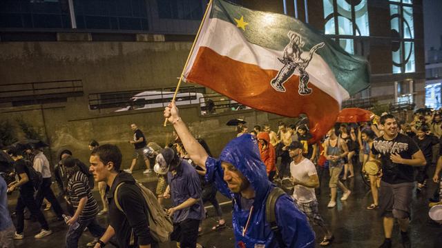 La pluie n'a pas arrêté les manifestants québécois. [Rogerio Barbosa]