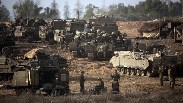 Les soldats israéliens sont stationnés près de la bande de Gaza. [Menahem Kahana]