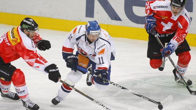 Tomas Bulik échappe à Patrick Von Gunten (à gauche) et Thibaut Monnet. [Keystone - Sergei Grits]