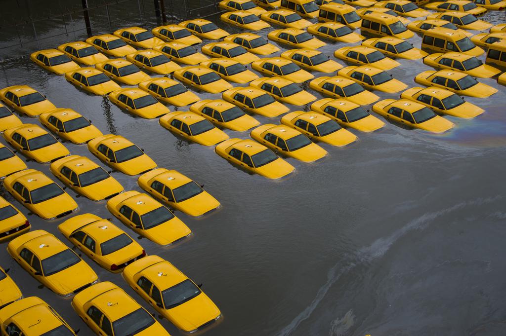 Ce parking de taxis du New Jersey a été inondé. [KEYSTONE - Charles Sykes]