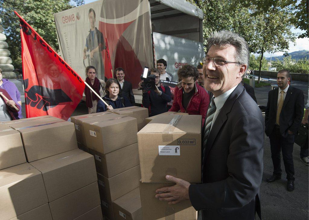 Le conseiller national UDC Pirmin Schwander lors du dépôt du référendum le 27 septembre dernier. [Peter Schneider]