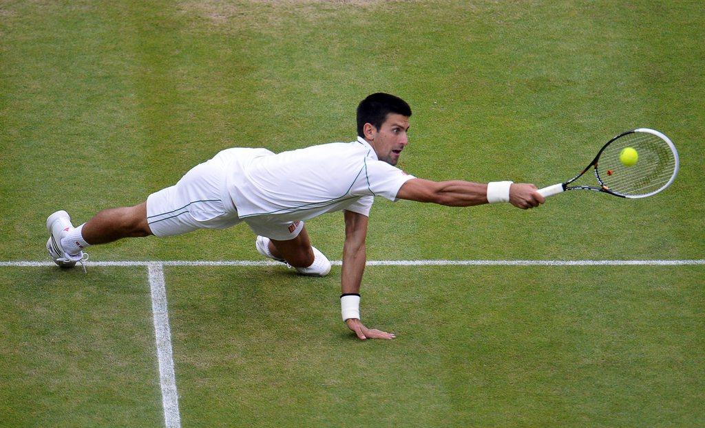 Djokovic mort le gazon. [MIGUEL MEDINA]