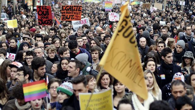 Ils étaient 100'000 dans les rues de Paris pour défendre les droits des homosexuels, selon les organisateurs. [LIONEL BONAVENTURE]