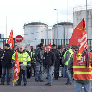 Manifestation devant l'entrée de la raffinerie Petroplus de Petit-Couronne, 06.01.2012. [Kenzo Tribouillard]