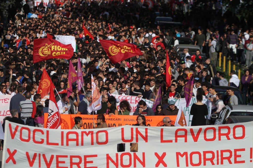 "Nous voulons un travail pour vivre, pas pour mourir", proclamait une banderole dans les rues de Naples. [KEYSTONE - CESARE ABBATE]