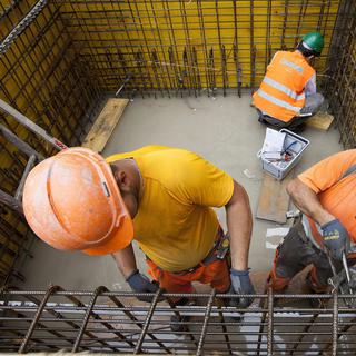 Les ouvriers des chantiers gagneront plus en 2012 qu'en 2011, selon une étude. [KEYSTONE - Salvatore Di Nolfi]