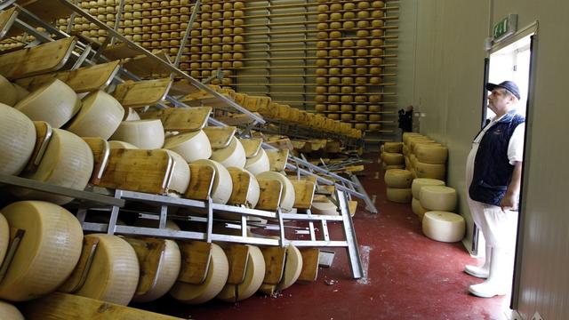 Le séisme a aussi provoqué une catastrophe pour les producteurs de parmesan. [Luca Bruno]