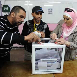 Décompte de bulletins de vote à Alger, le 10 mai. [FAROUK BATICHE]