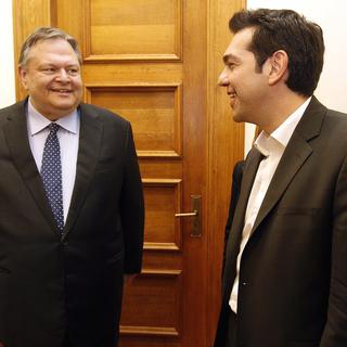 Le leader de la Gauche démocratique Alexis Tsipras, à droite, accueille le leader du Pasok,  Evangelos Venizelos. [SIMELA PANTZARTZI]