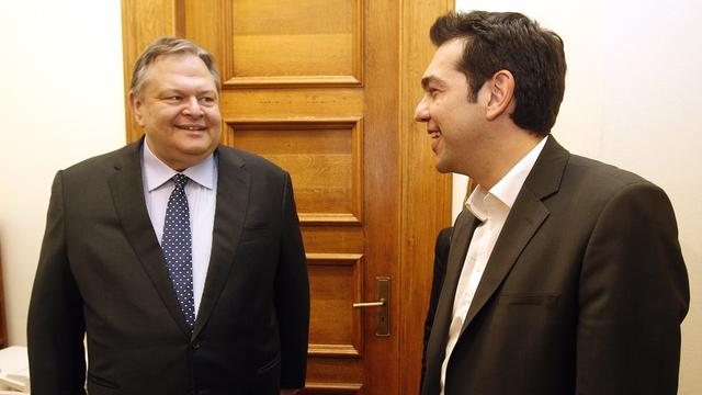 Le leader de la Gauche démocratique Alexis Tsipras, à droite, accueille le leader du Pasok,  Evangelos Venizelos. [SIMELA PANTZARTZI]