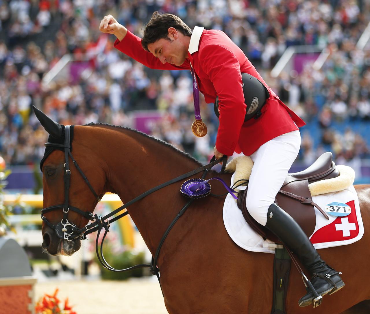 Le cavalier suisse n'a pas manqué l'occasion de remercier son superbe Nino des Buissonnets. [Brian Snyder]