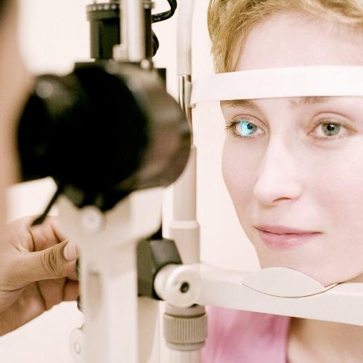 Un ophtalmologue examine la santé des yeux d'une patiente. [Science Photo Library / AFP - Ian Hooton]