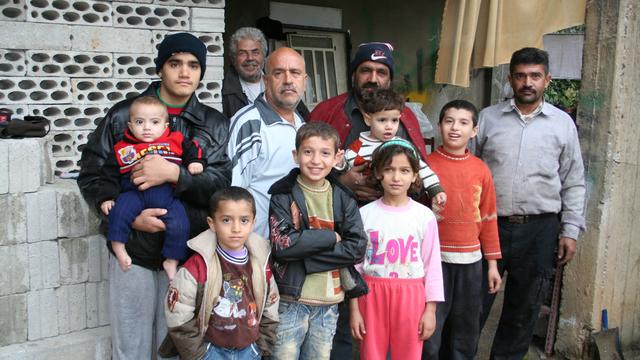Venus il y a quatre mois de Alep, ces Syriens ont trouvé un logement précaire au rez-de-chaussée d’une fabrique à une trentaine de kilomètres de Beyrouth. En tout, ils sont 23 à vivre dans un logement de trois pièces. [Aude Markovitch.]